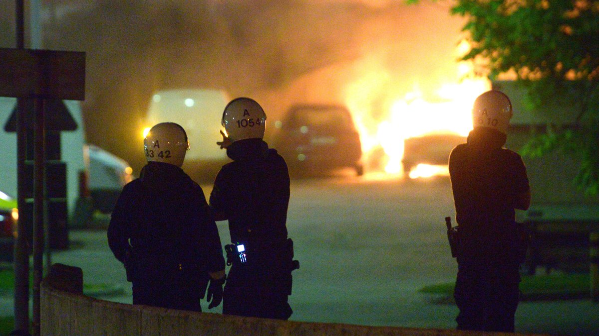 Stenkastning mot polis och räddningstjänst rapporterades i flera områden i Stockholm.